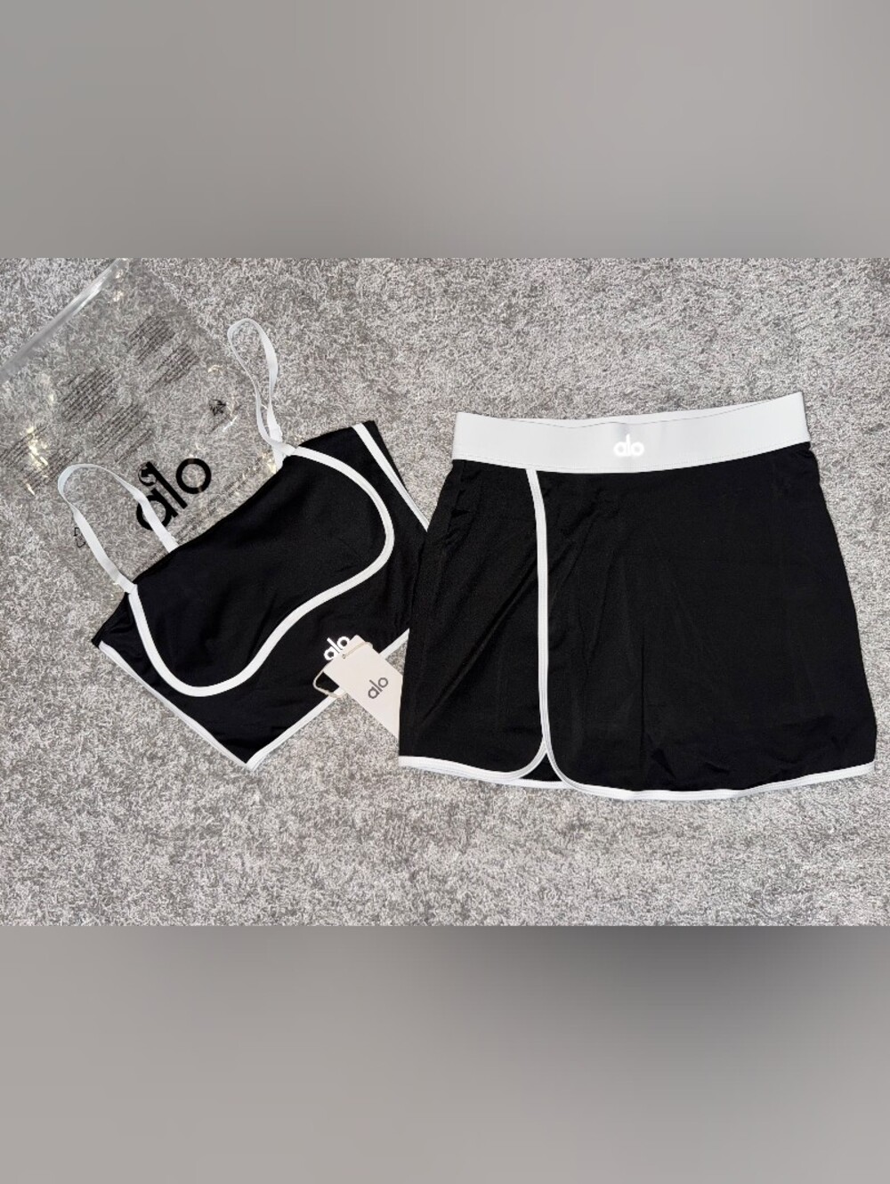 Alo Yoga Black & White Athletic 2-Piece Set – Size M – New With Tags